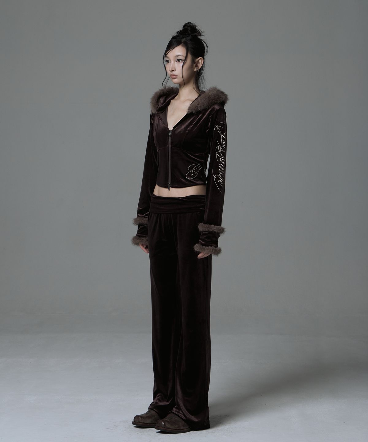 길라아카이브(GILAARCHIVE) VELOUR FUR POCKET SWEAT PANTS_BROWN