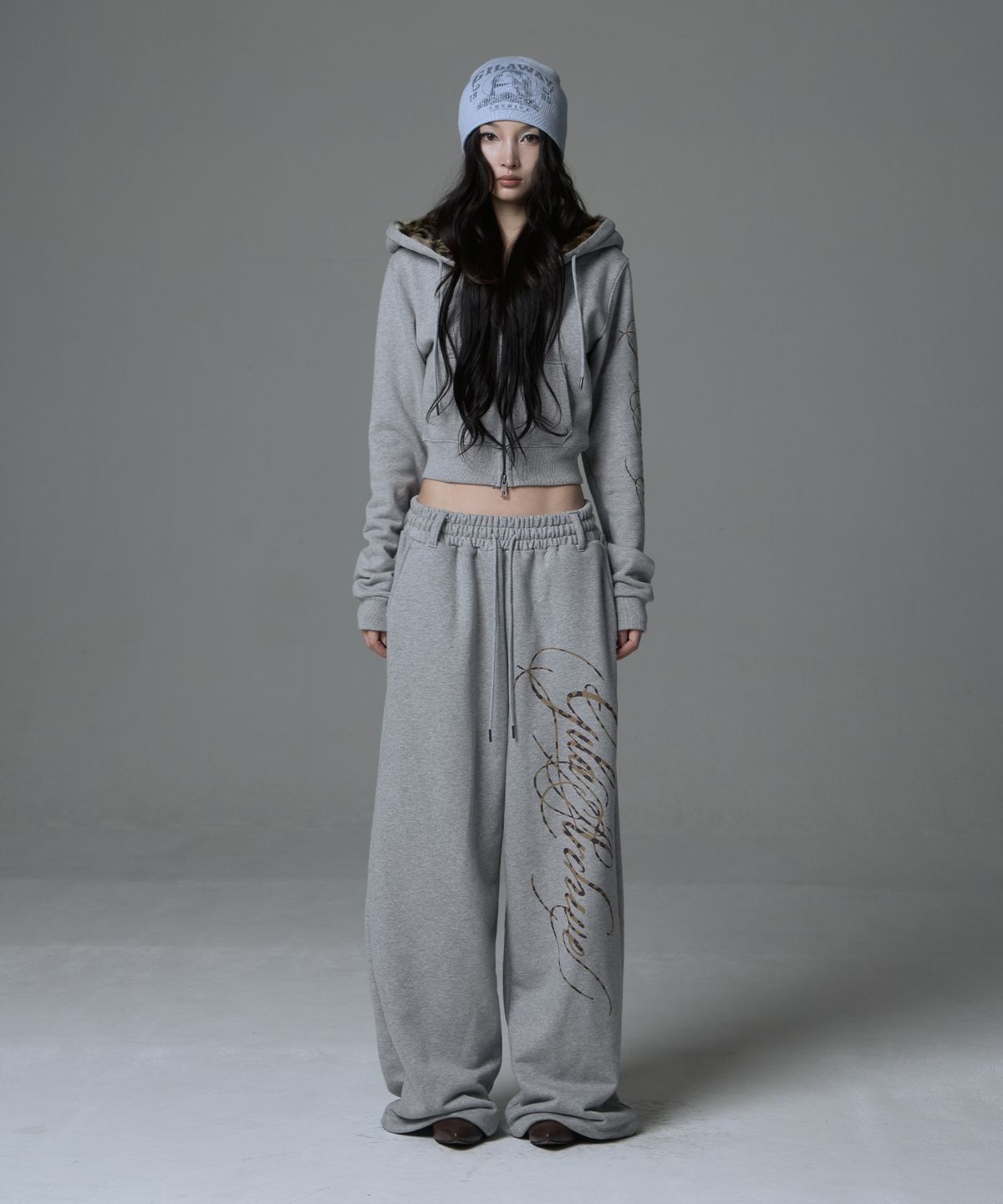 길라아카이브(GILAARCHIVE) SIDE LETTERING LOGO SWEAT PANTS_GREY