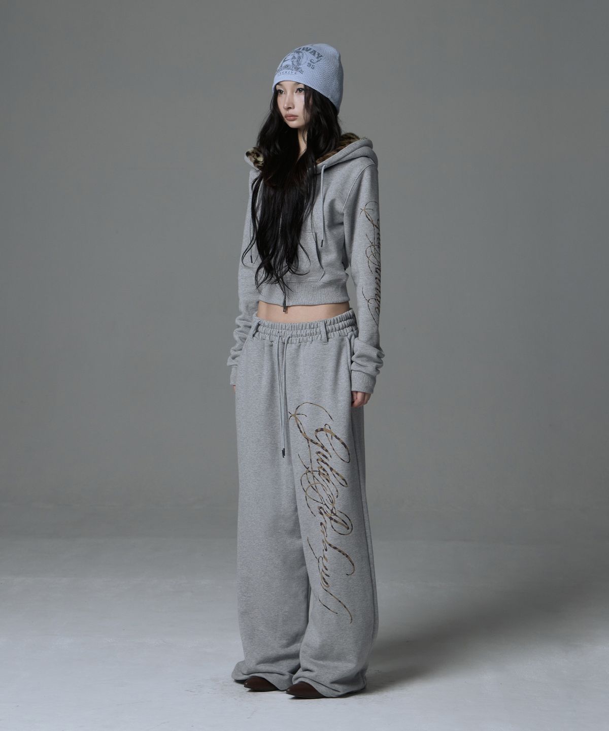 길라아카이브(GILAARCHIVE) SIDE LETTERING LOGO SWEAT PANTS_GREY