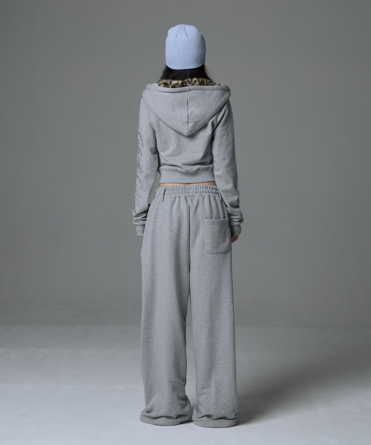 길라아카이브(GILAARCHIVE) SIDE LETTERING LOGO SWEAT PANTS_GREY
