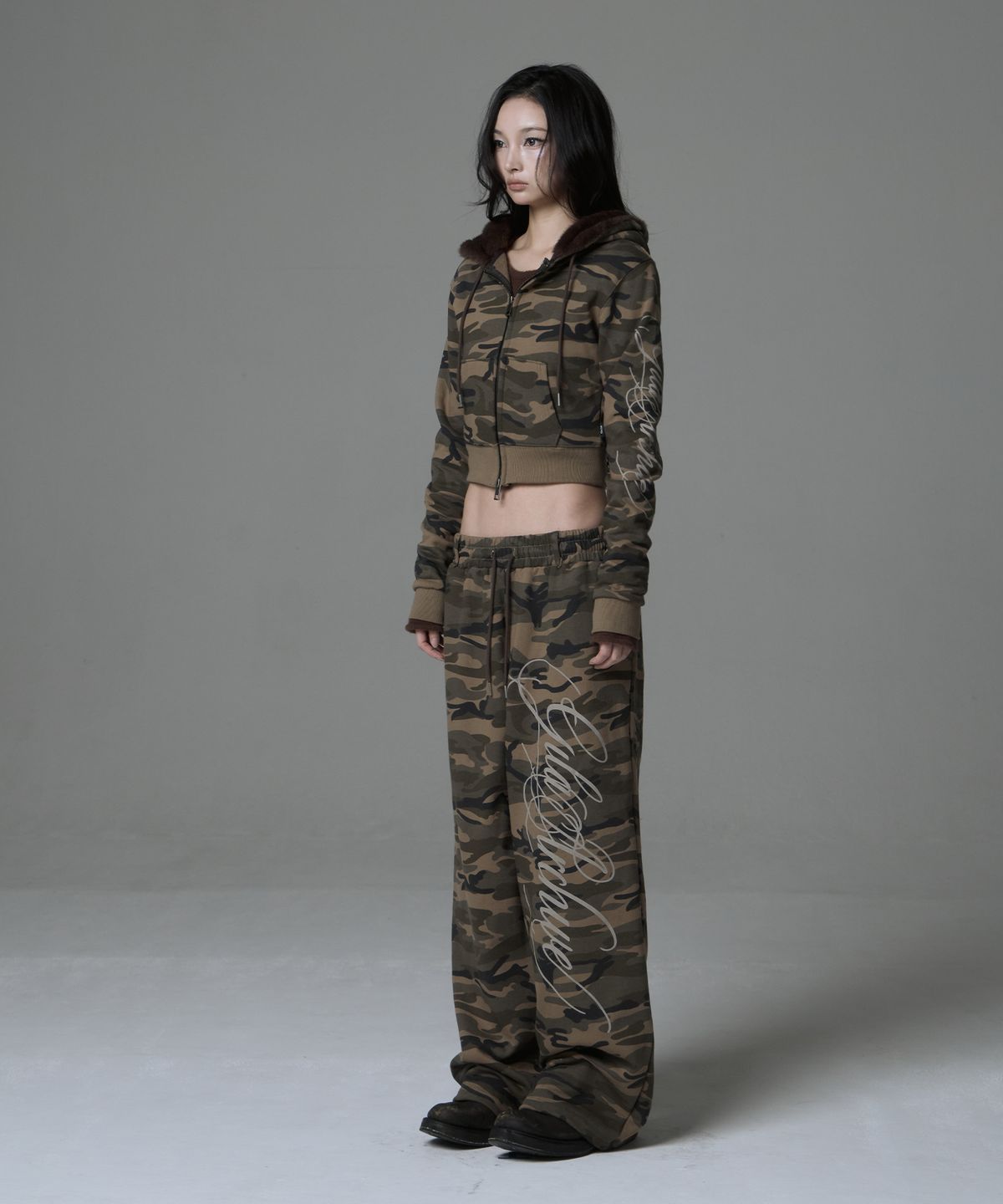 길라아카이브(GILAARCHIVE) SIDE LETTERING LOGO SWEAT PANTS_CAMO