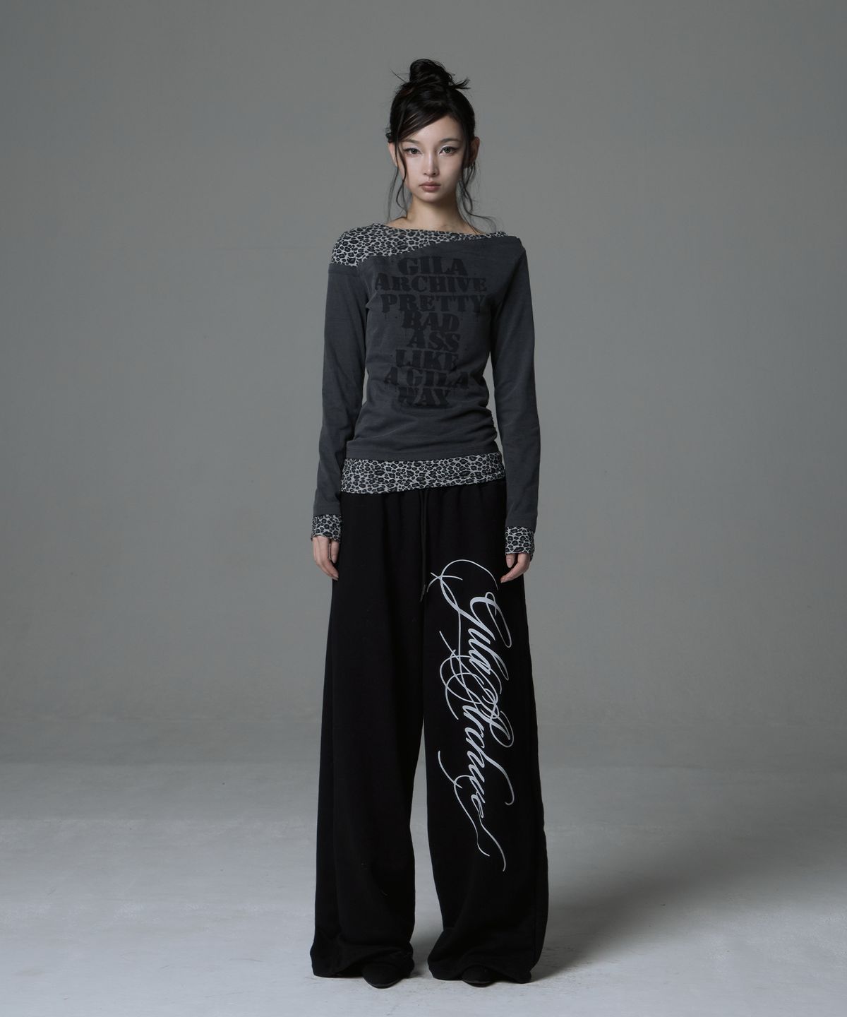 길라아카이브(GILAARCHIVE) LEOPARD LAYERED P.B.A LONG SLEEVE_CHARCOAL
