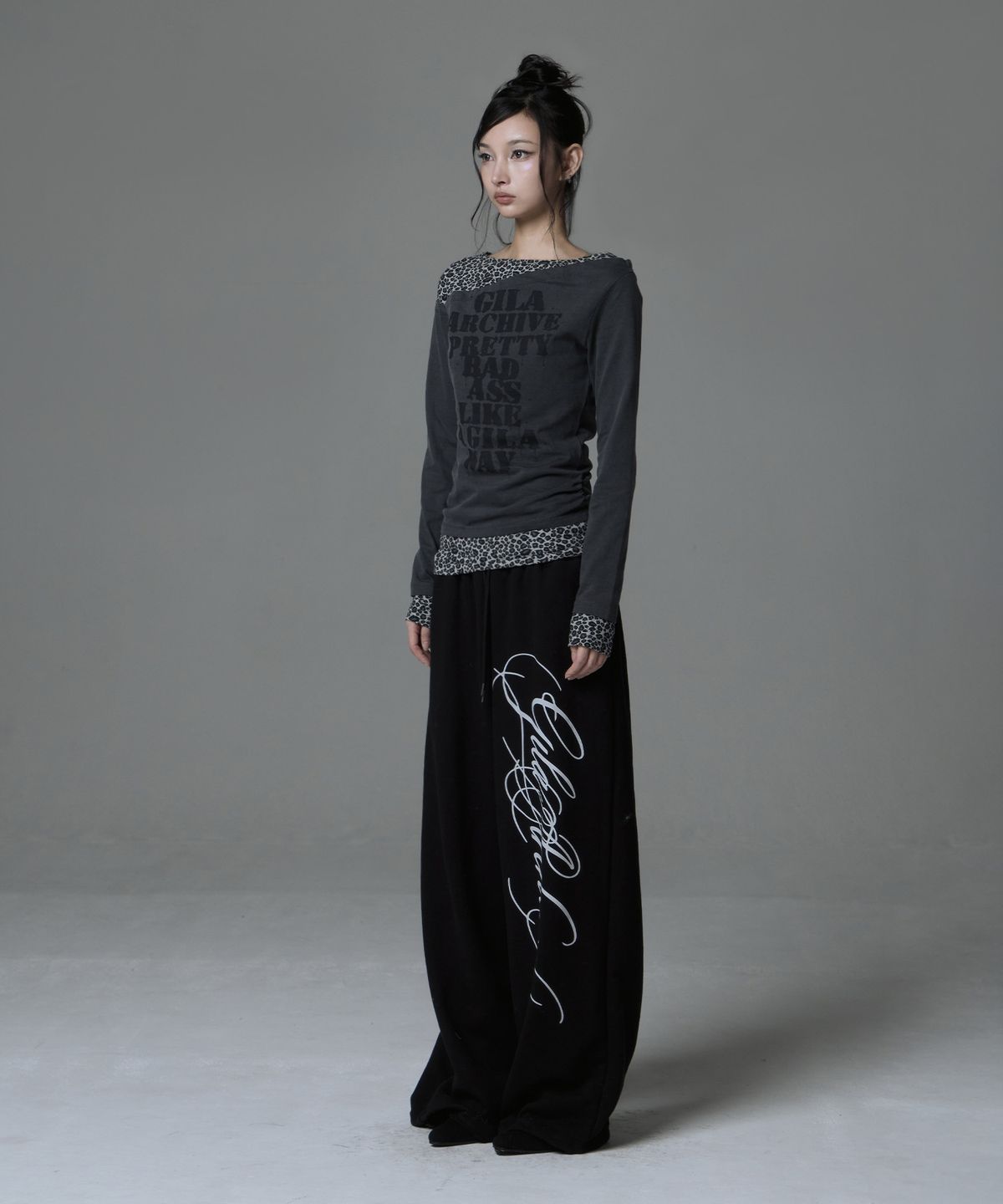 길라아카이브(GILAARCHIVE) LEOPARD LAYERED P.B.A LONG SLEEVE_CHARCOAL