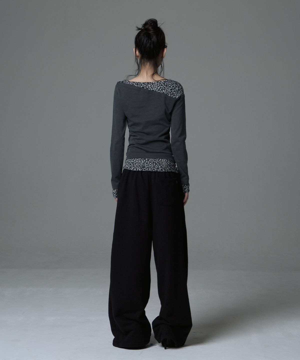 길라아카이브(GILAARCHIVE) LEOPARD LAYERED P.B.A LONG SLEEVE_CHARCOAL