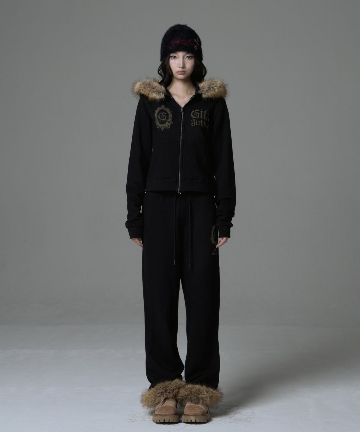 길라아카이브(GILAARCHIVE) FUR SYMBOL LOGO HOOD ZIP-UP_BLACK