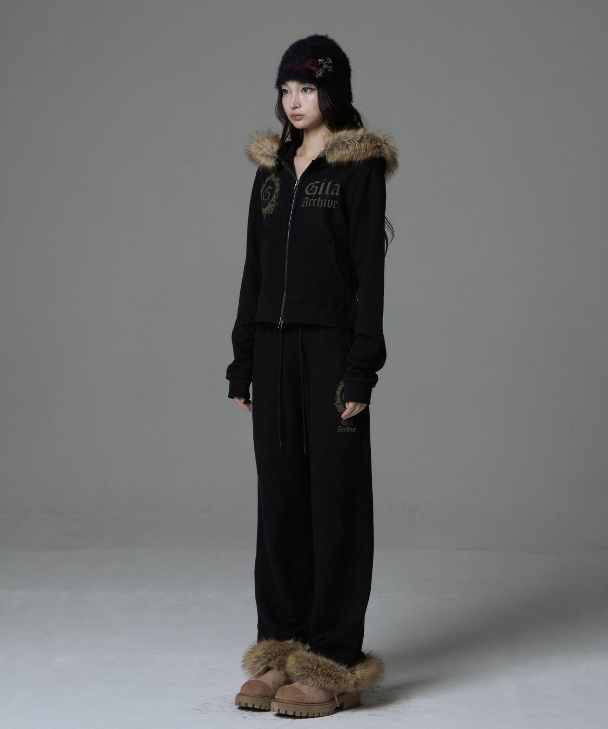 길라아카이브(GILAARCHIVE) FUR SYMBOL LOGO HOOD ZIP-UP_BLACK