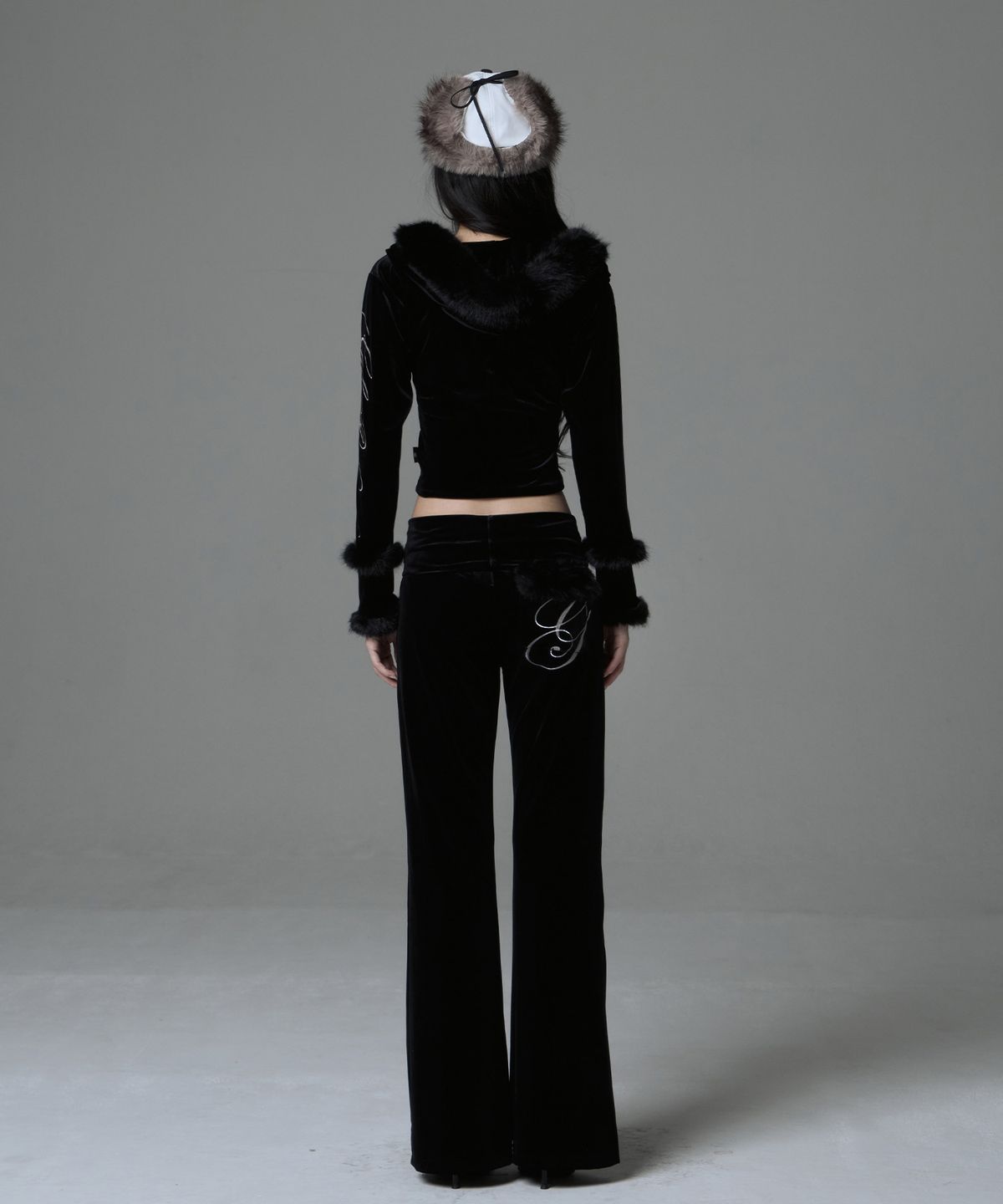 길라아카이브(GILAARCHIVE) VELOUR SIDE LETTERING LOGO FUR HOOD ZIP-UP_BLACK
