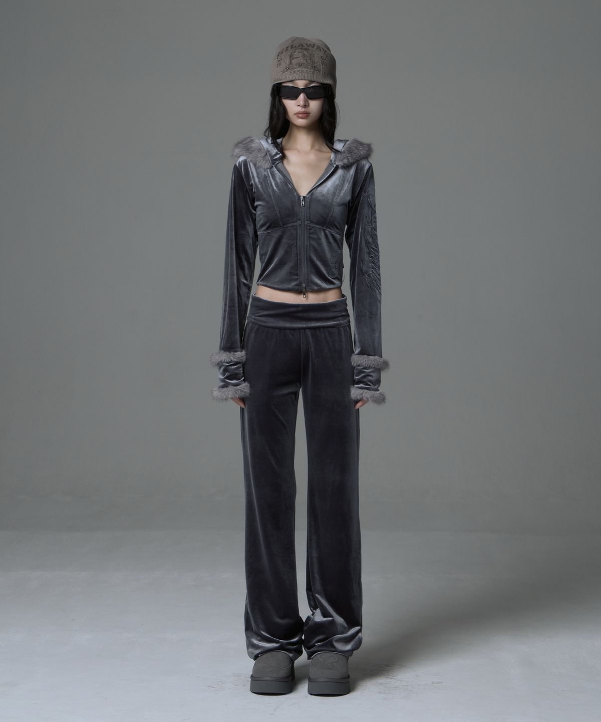 길라아카이브(GILAARCHIVE) VELOUR SIDE LETTERING LOGO FUR HOOD ZIP-UP_GREY