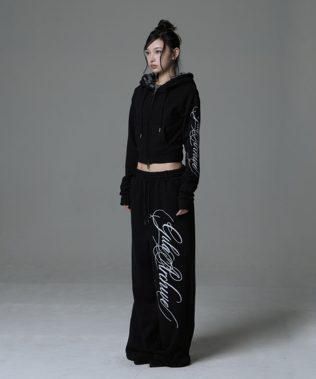 길라아카이브(GILAARCHIVE) SIDE LETTERING LOGO LEOPARD FUR HOOD ZIP-UP_BLACK