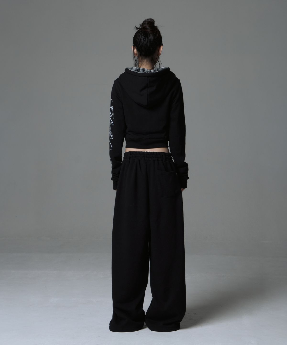 길라아카이브(GILAARCHIVE) SIDE LETTERING LOGO LEOPARD FUR HOOD ZIP-UP_BLACK