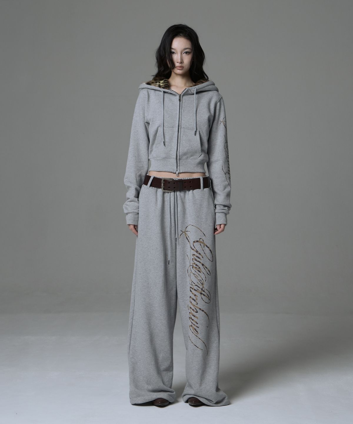 길라아카이브(GILAARCHIVE) SIDE LETTERING LOGO LEOPARD FUR HOOD ZIP-UP_GREY