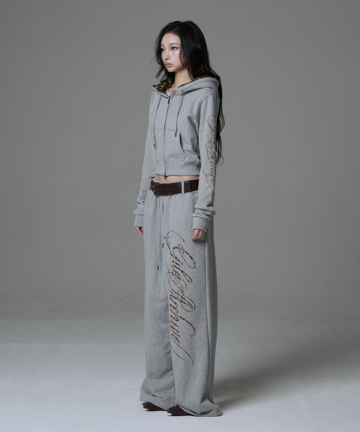 길라아카이브(GILAARCHIVE) SIDE LETTERING LOGO LEOPARD FUR HOOD ZIP-UP_GREY
