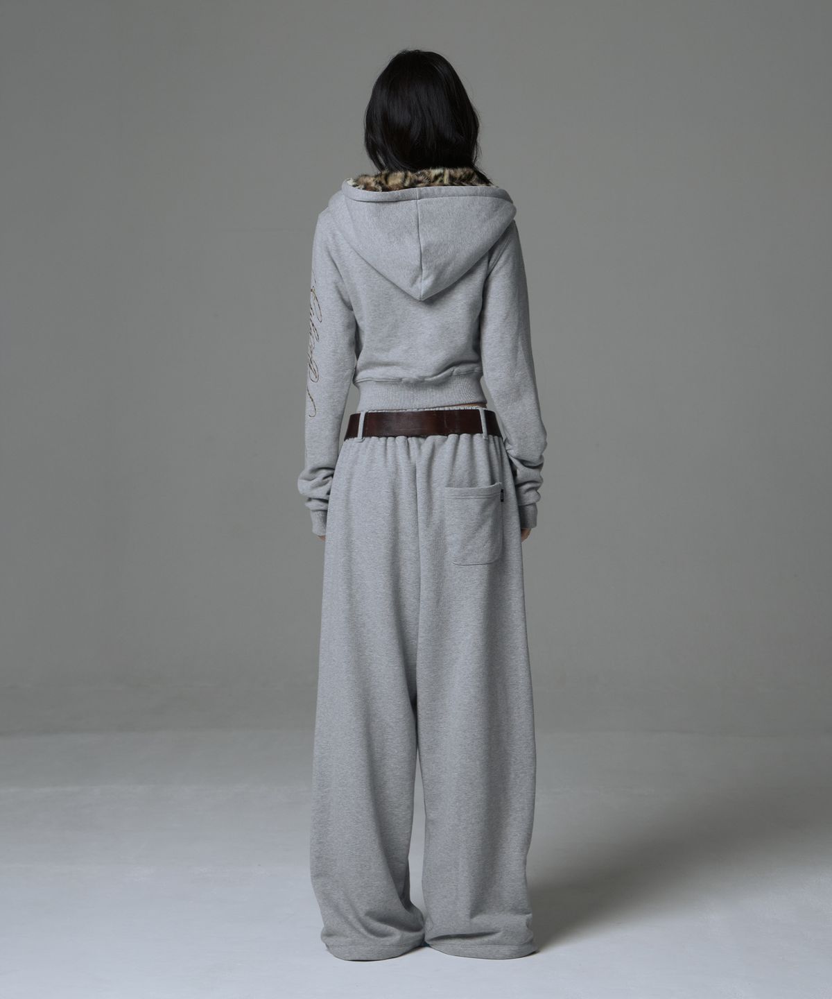 길라아카이브(GILAARCHIVE) SIDE LETTERING LOGO LEOPARD FUR HOOD ZIP-UP_GREY