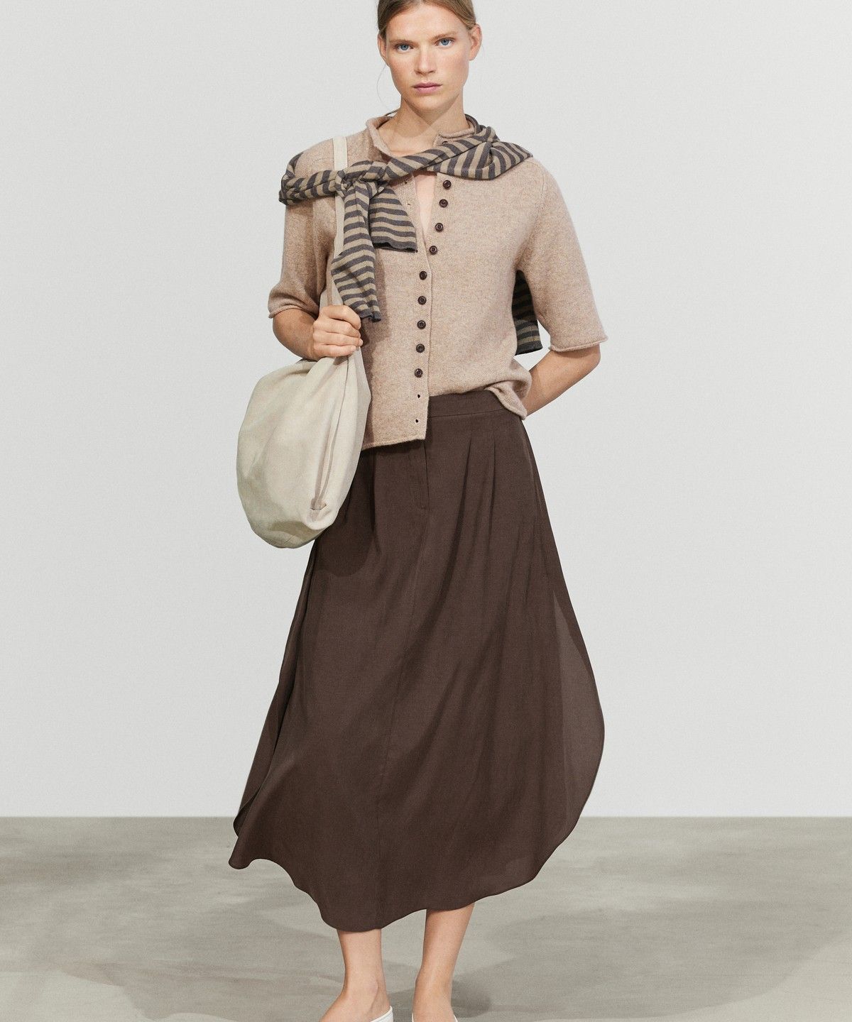 마시모두띠(MASSIMO DUTTI) 플리츠 디테일 플루이드 미디 스커트