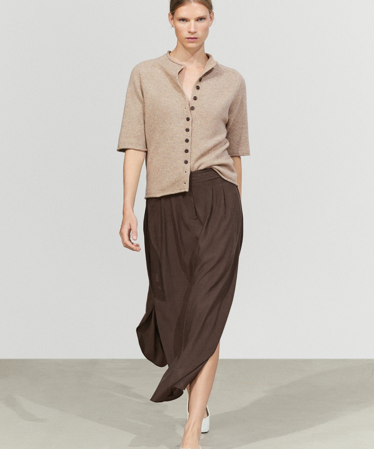 마시모두띠(MASSIMO DUTTI) 플리츠 디테일 플루이드 미디 스커트