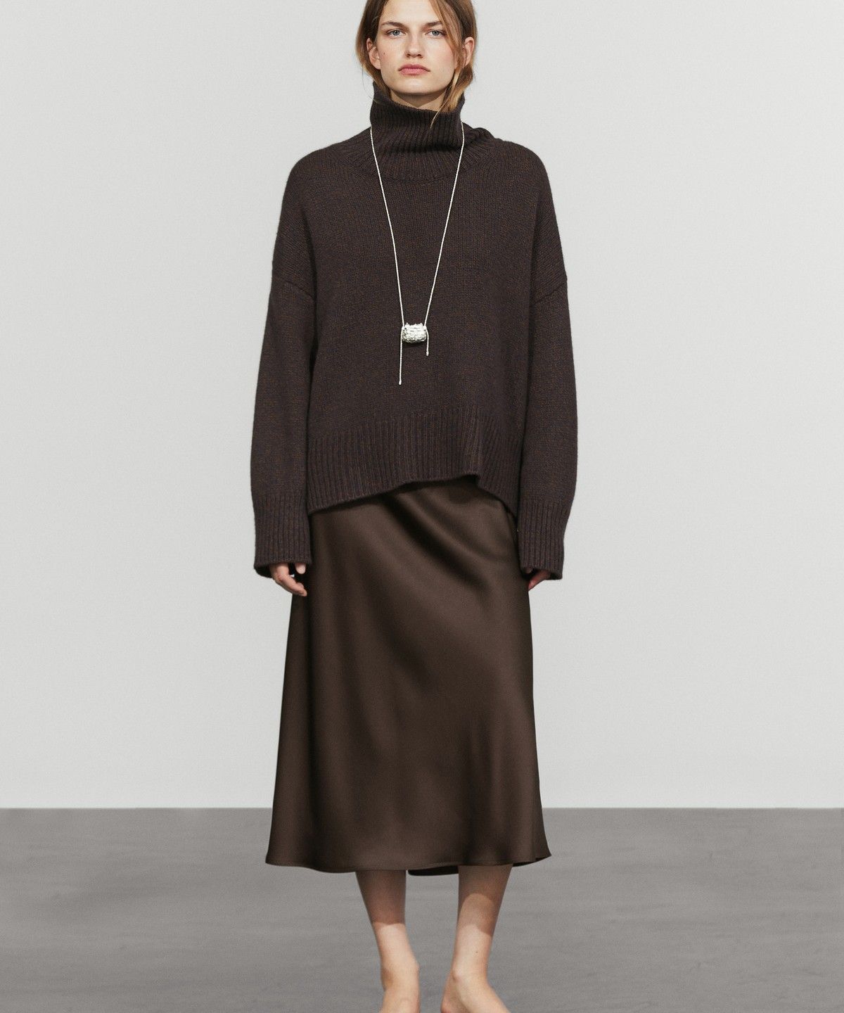 마시모두띠(MASSIMO DUTTI) 새틴 미디 스커트