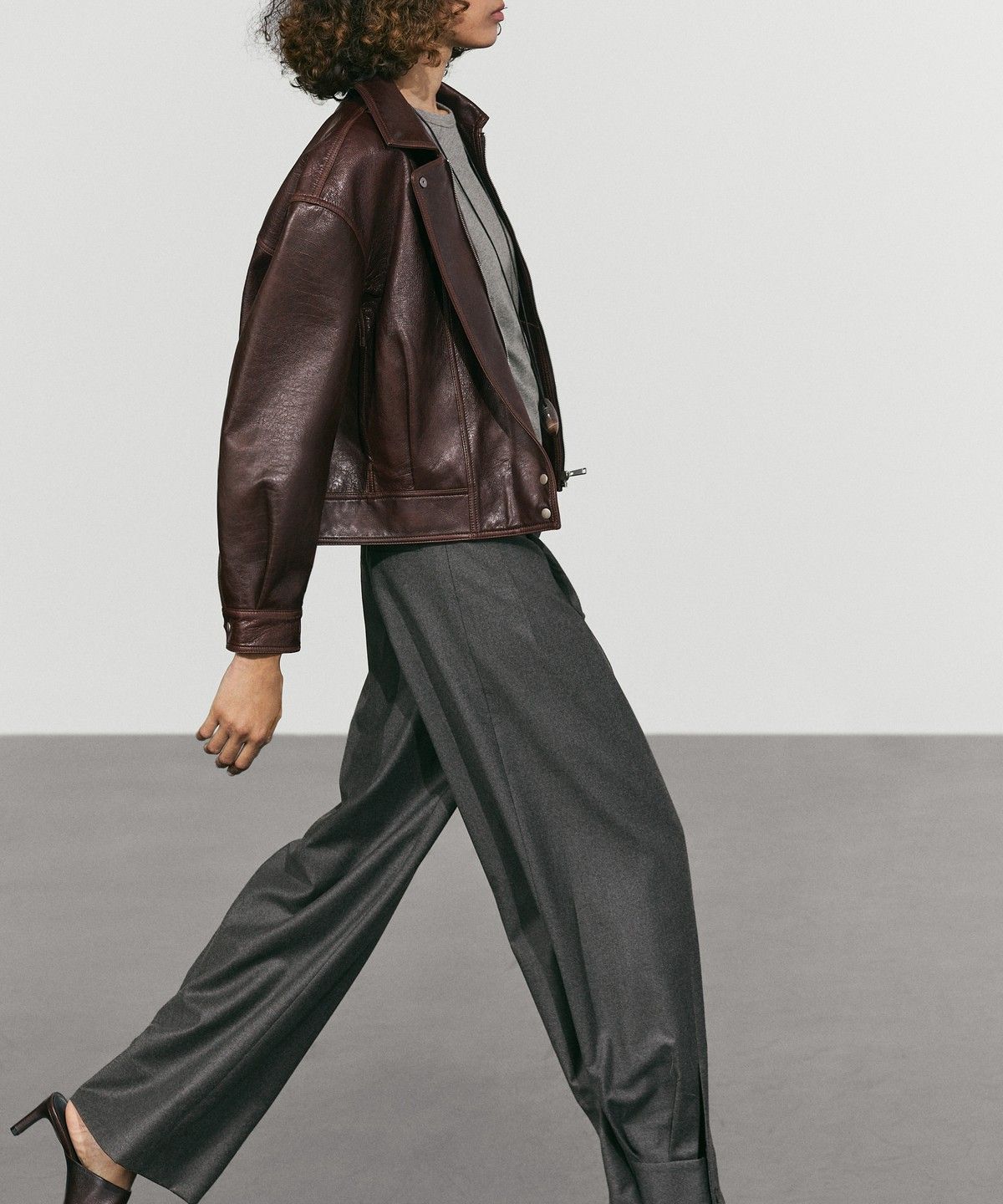 마시모두띠(MASSIMO DUTTI) 100% 울 헴라인 버튼 디테일 팬츠