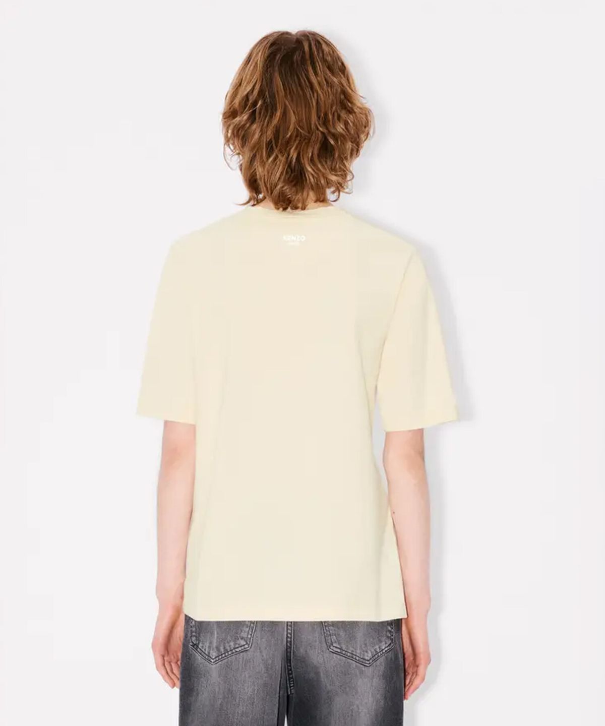 겐조(KENZO) 여성 보케 플라워 핀 드레이프 디테일 루즈 티셔츠_K256AWT604IVX