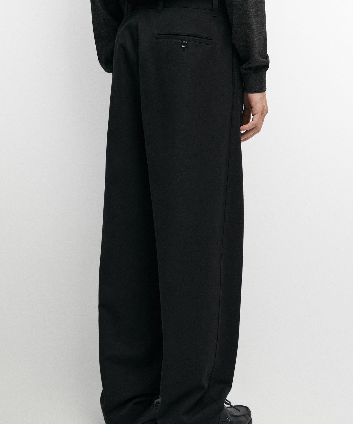 마시모두띠(MASSIMO DUTTI) 핀턱 디테일 배럴 핏 팬츠
