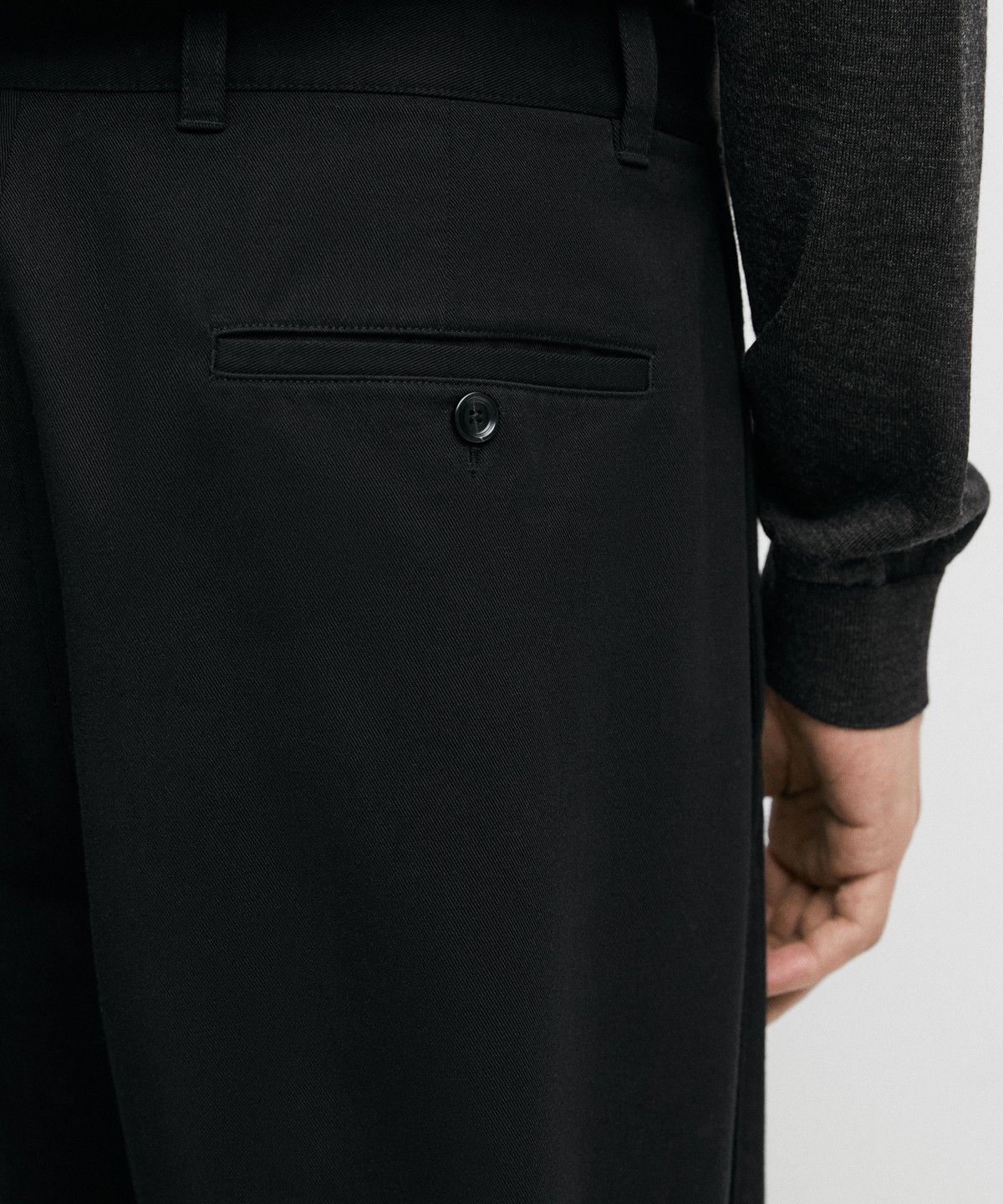 마시모두띠(MASSIMO DUTTI) 핀턱 디테일 배럴 핏 팬츠