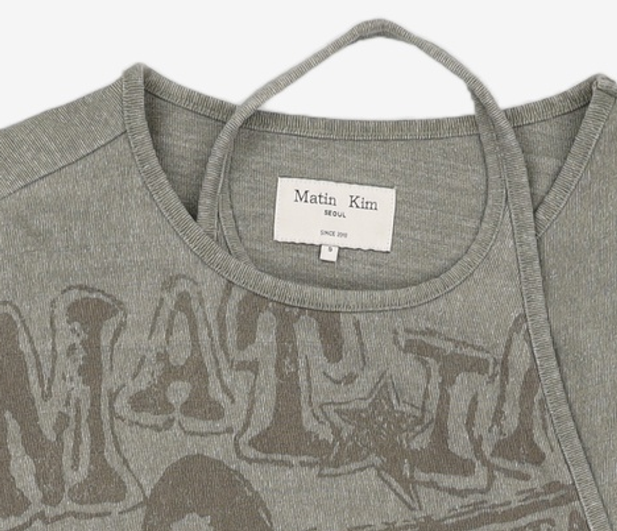 마뗑킴(MATIN KIM) VINTAGE GRAPHIC LAYERED TOP IN KHAKI S
