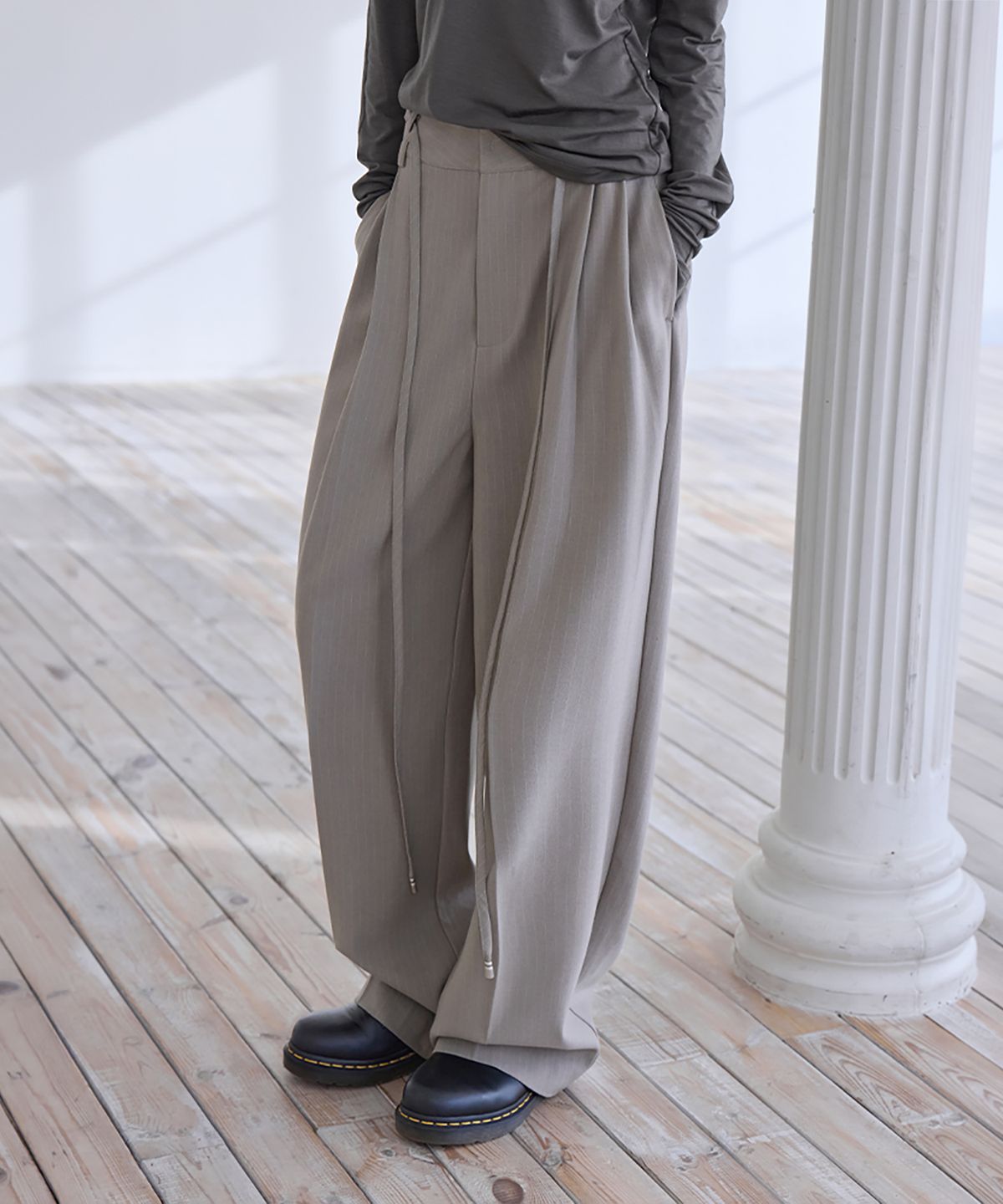 런던다다(LONDONDADA) Curved Over Pintuck Stripe Slacks, TAUPE