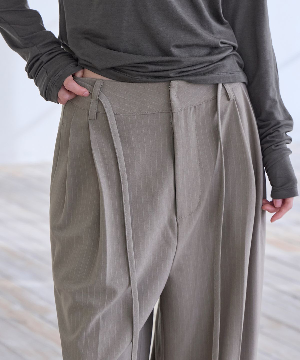 런던다다(LONDONDADA) Curved Over Pintuck Stripe Slacks, TAUPE