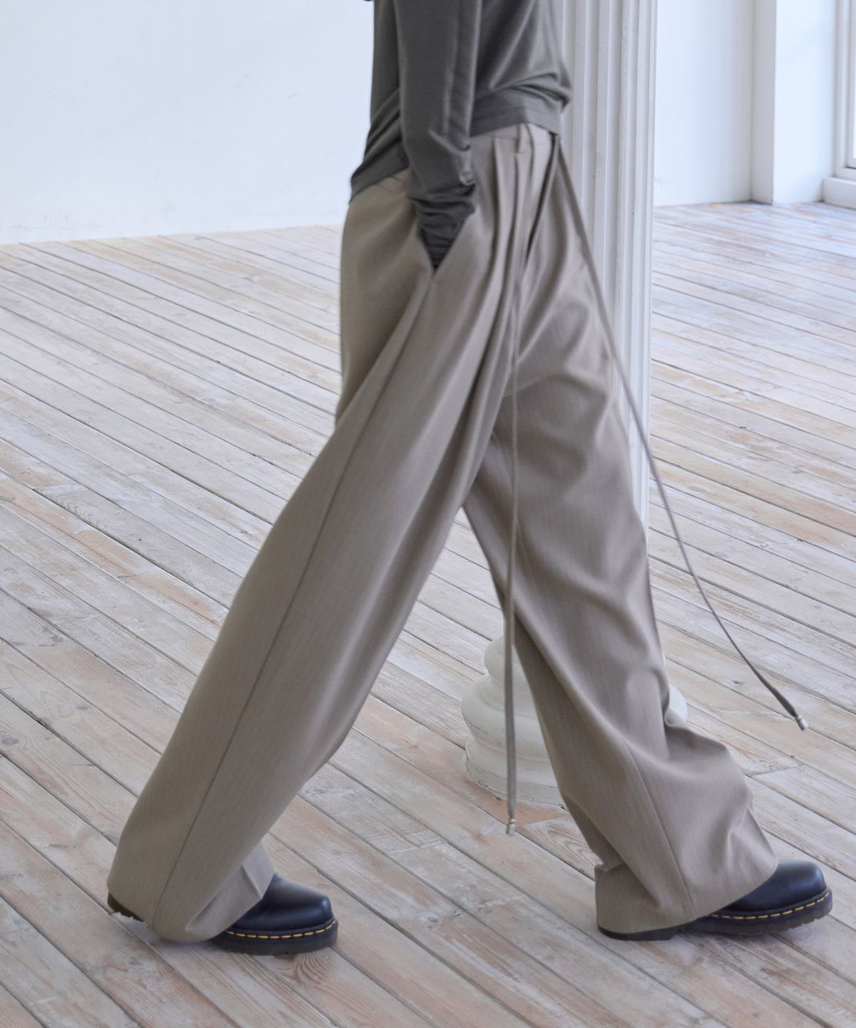 런던다다(LONDONDADA) Curved Over Pintuck Stripe Slacks, TAUPE