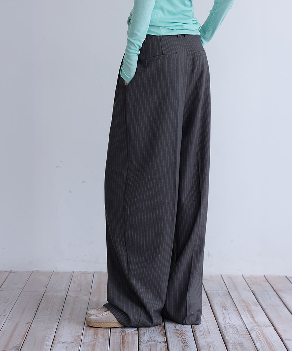 런던다다(LONDONDADA) Curved Over Pintuck Stripe Slacks, CHARCOAL