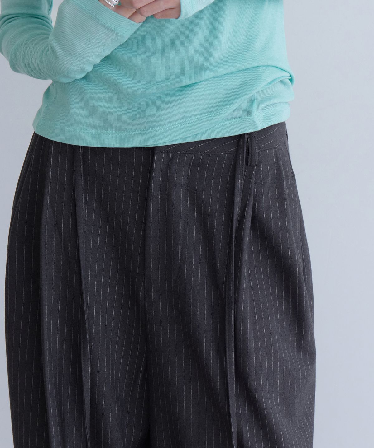 런던다다(LONDONDADA) Curved Over Pintuck Stripe Slacks, CHARCOAL