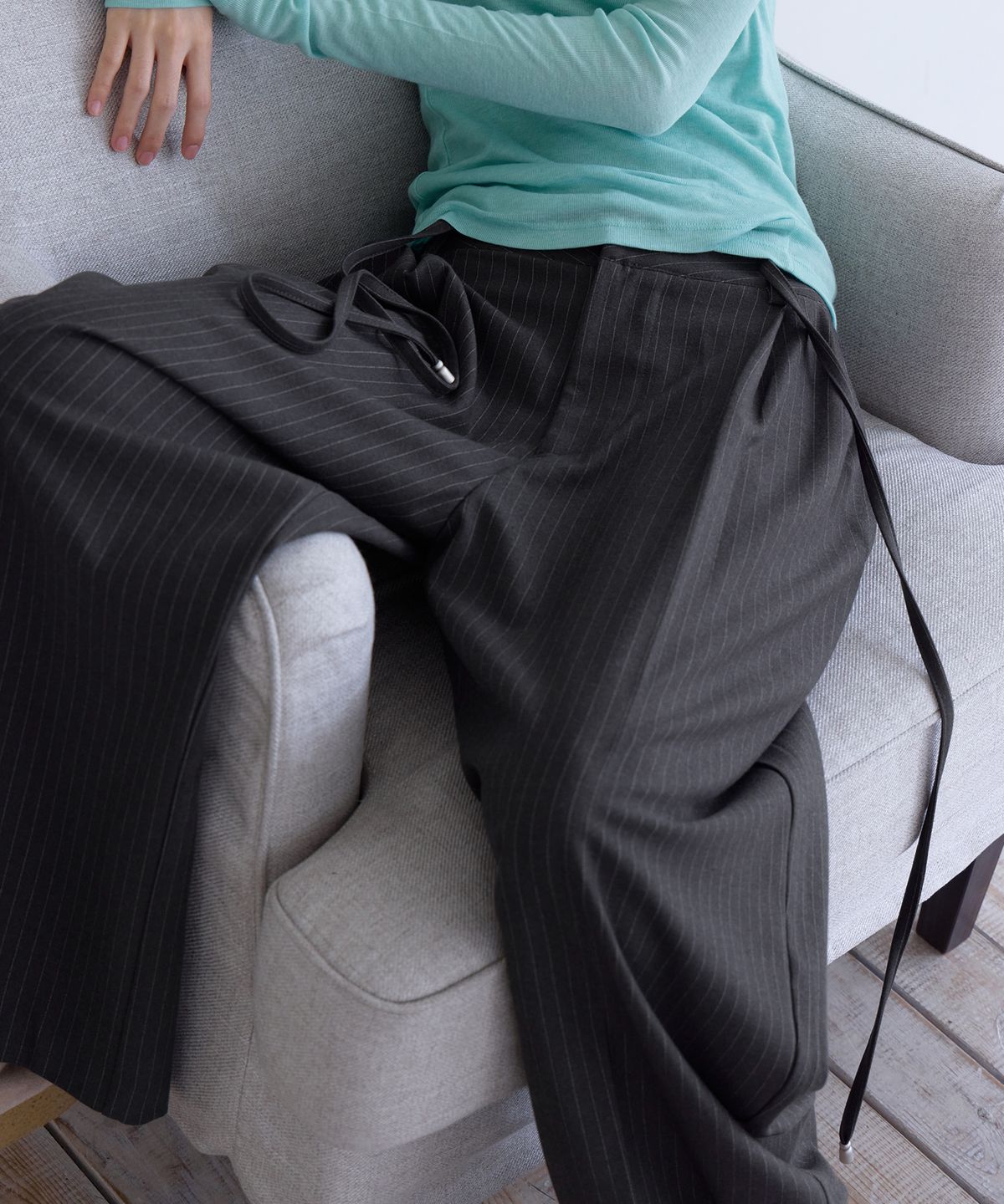 런던다다(LONDONDADA) Curved Over Pintuck Stripe Slacks, CHARCOAL