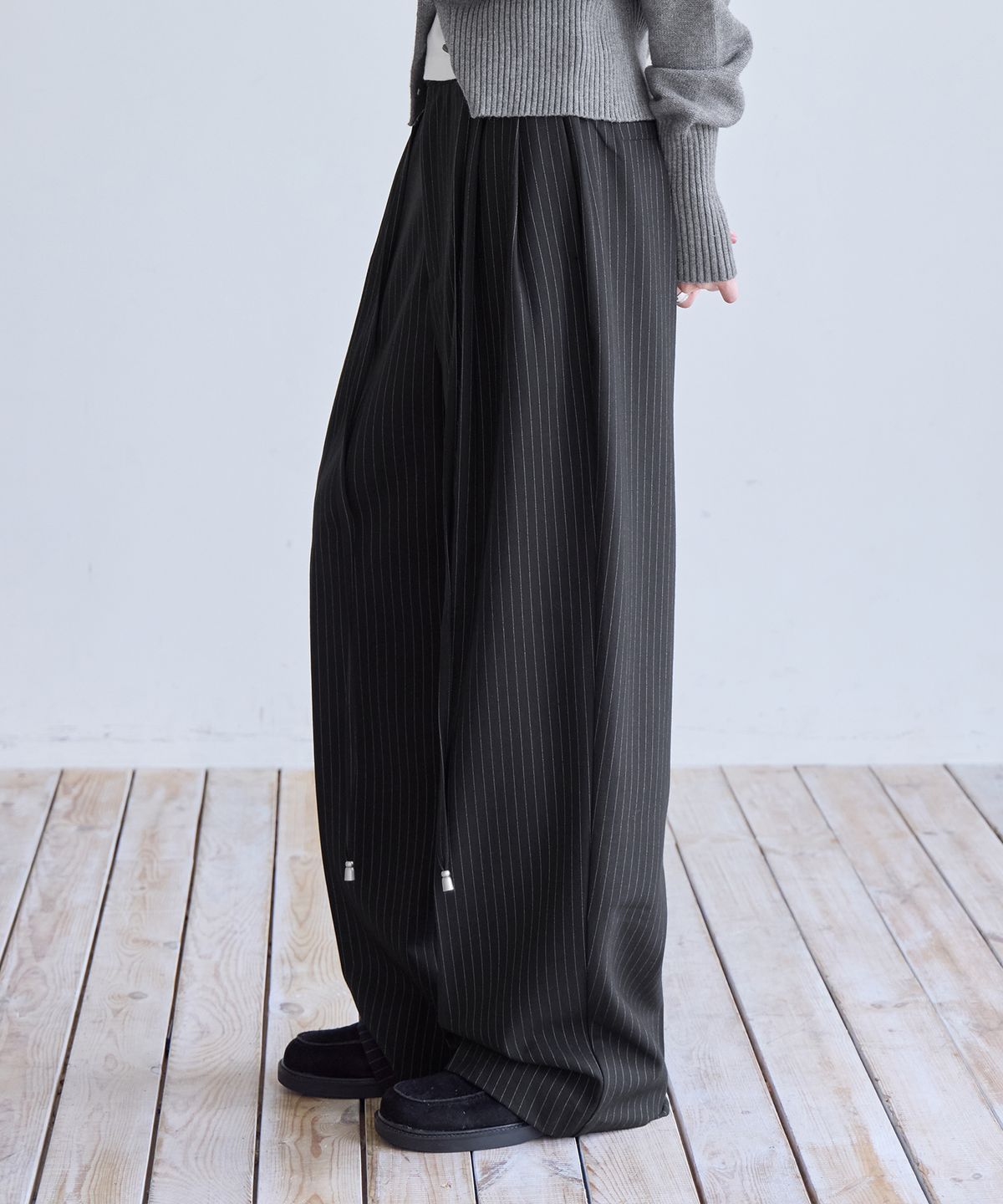 런던다다(LONDONDADA) Curved Over Pintuck Stripe Slacks, BLACK