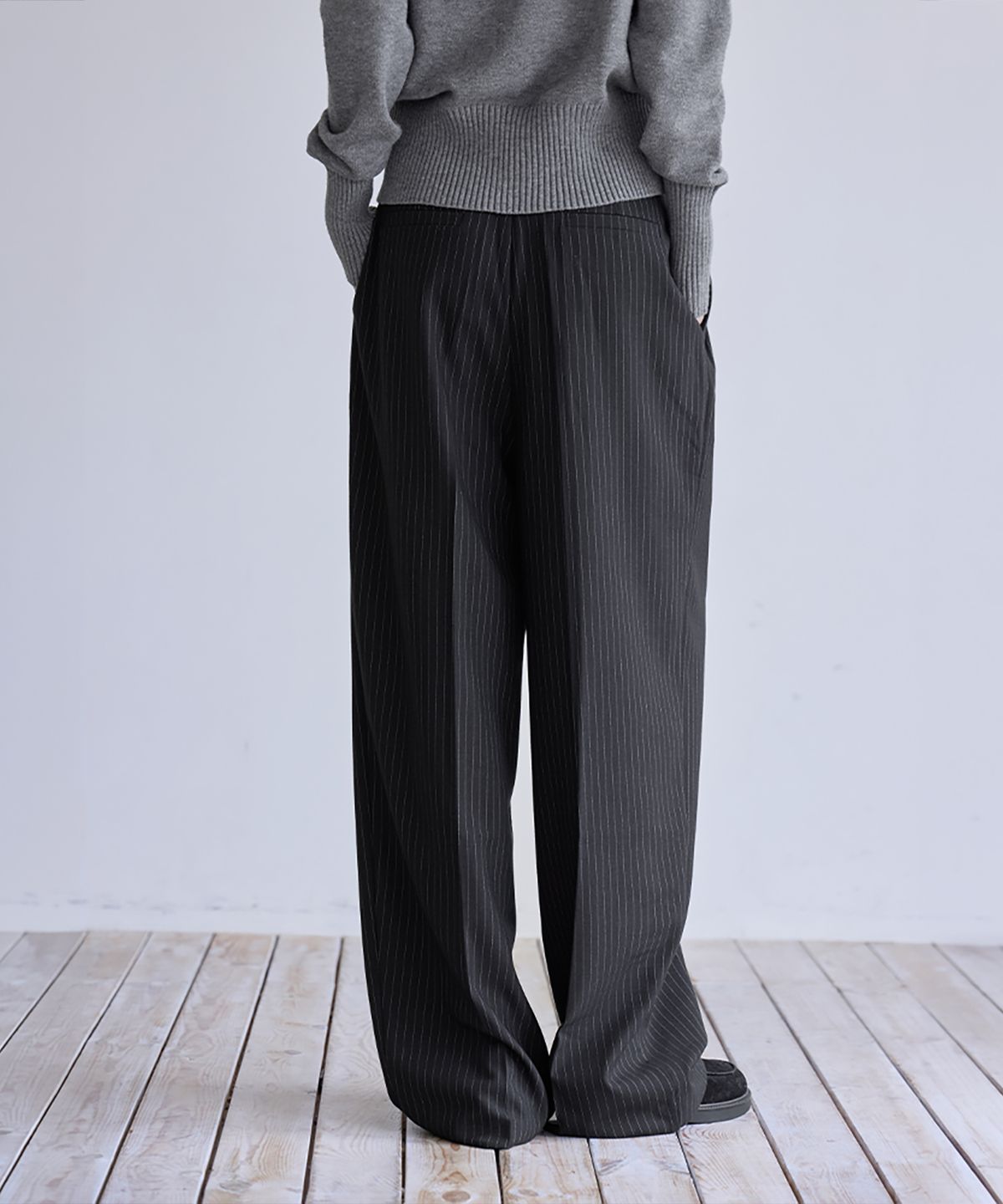 런던다다(LONDONDADA) Curved Over Pintuck Stripe Slacks, BLACK