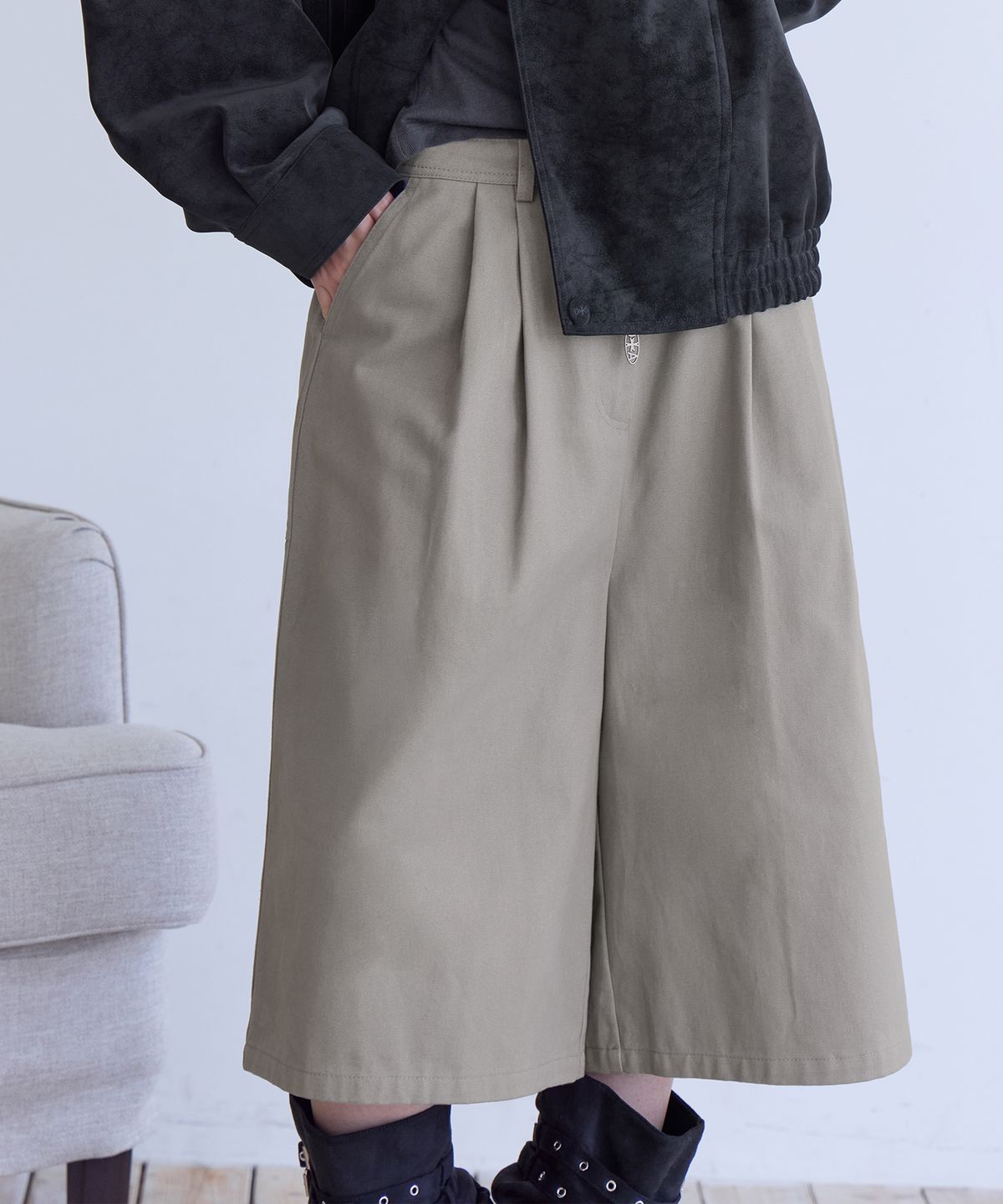 런던다다(LONDONDADA) Cotton Twill Bermuda Shorts, GREIGE