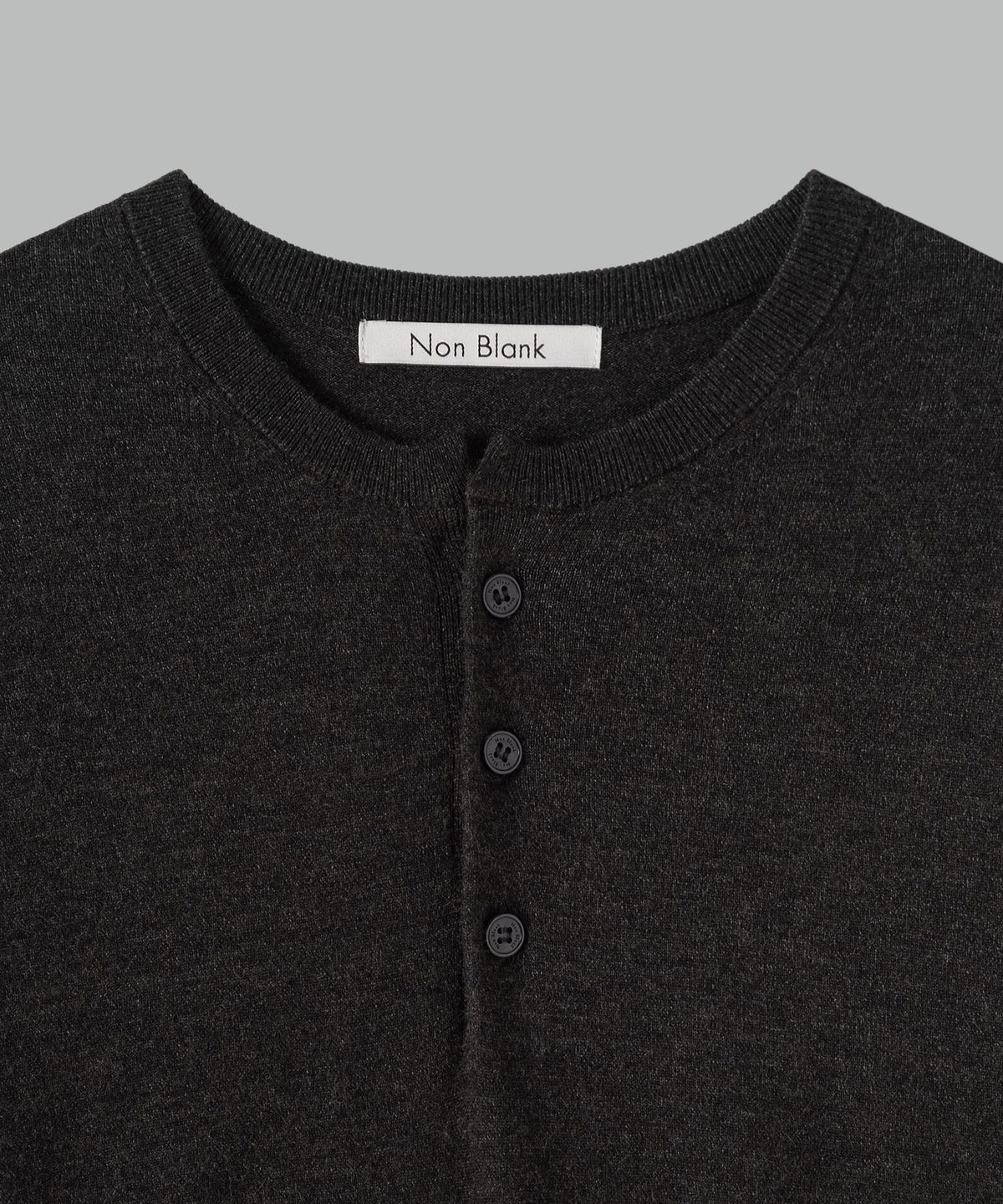 넌블랭크(NONBLANK) 워셔블 헨리넥 니트_CHARCOAL