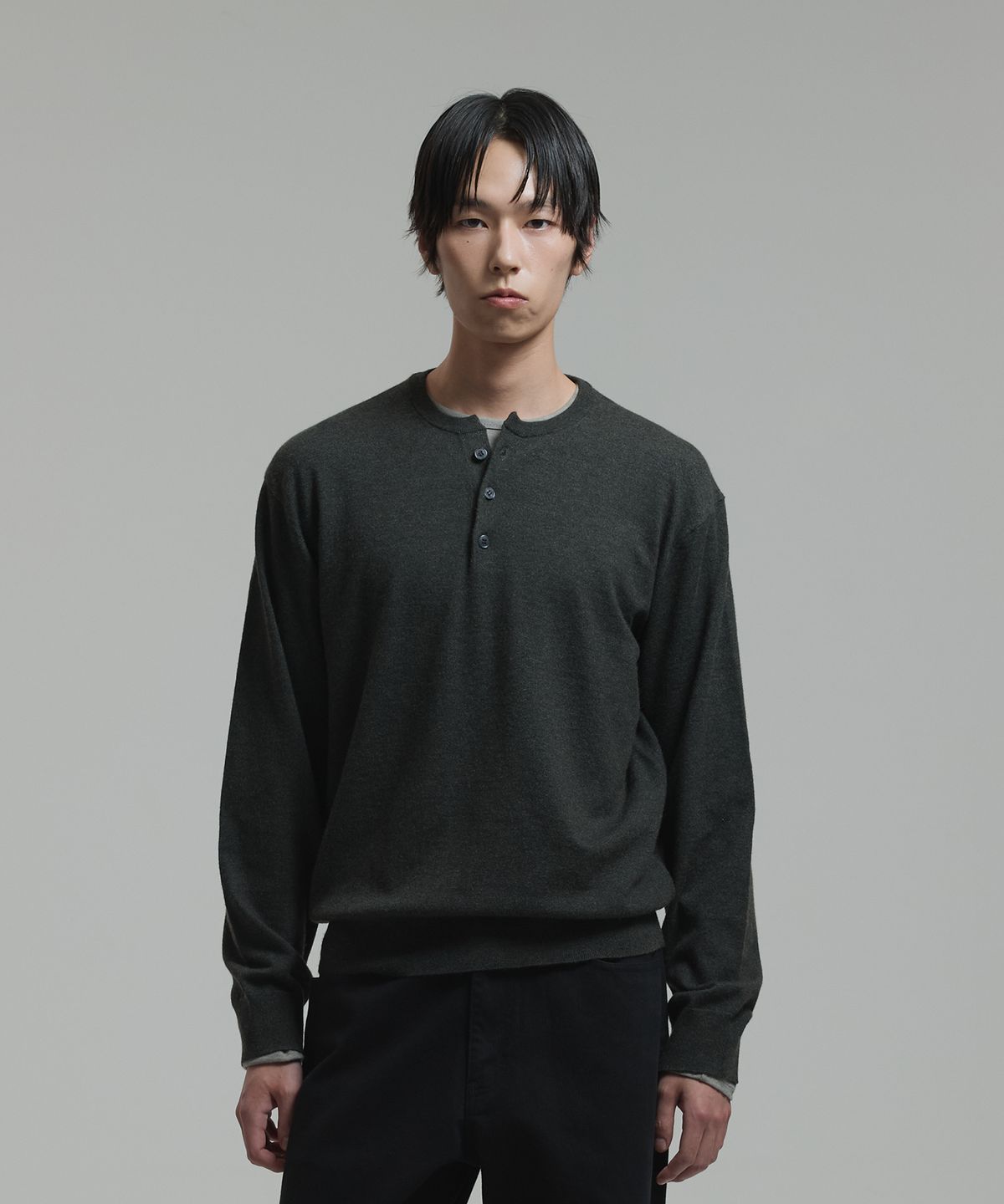 넌블랭크(NONBLANK) 워셔블 헨리넥 니트_CHARCOAL