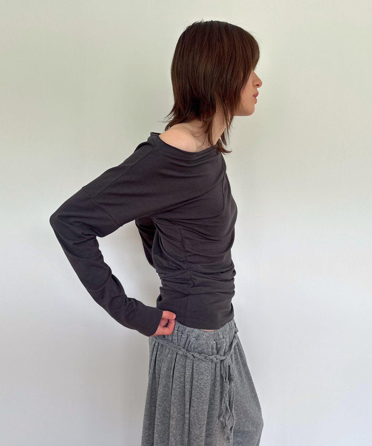 다이애그널(DIAGONAL) ASMY SHIRRING TEE (charcoal)