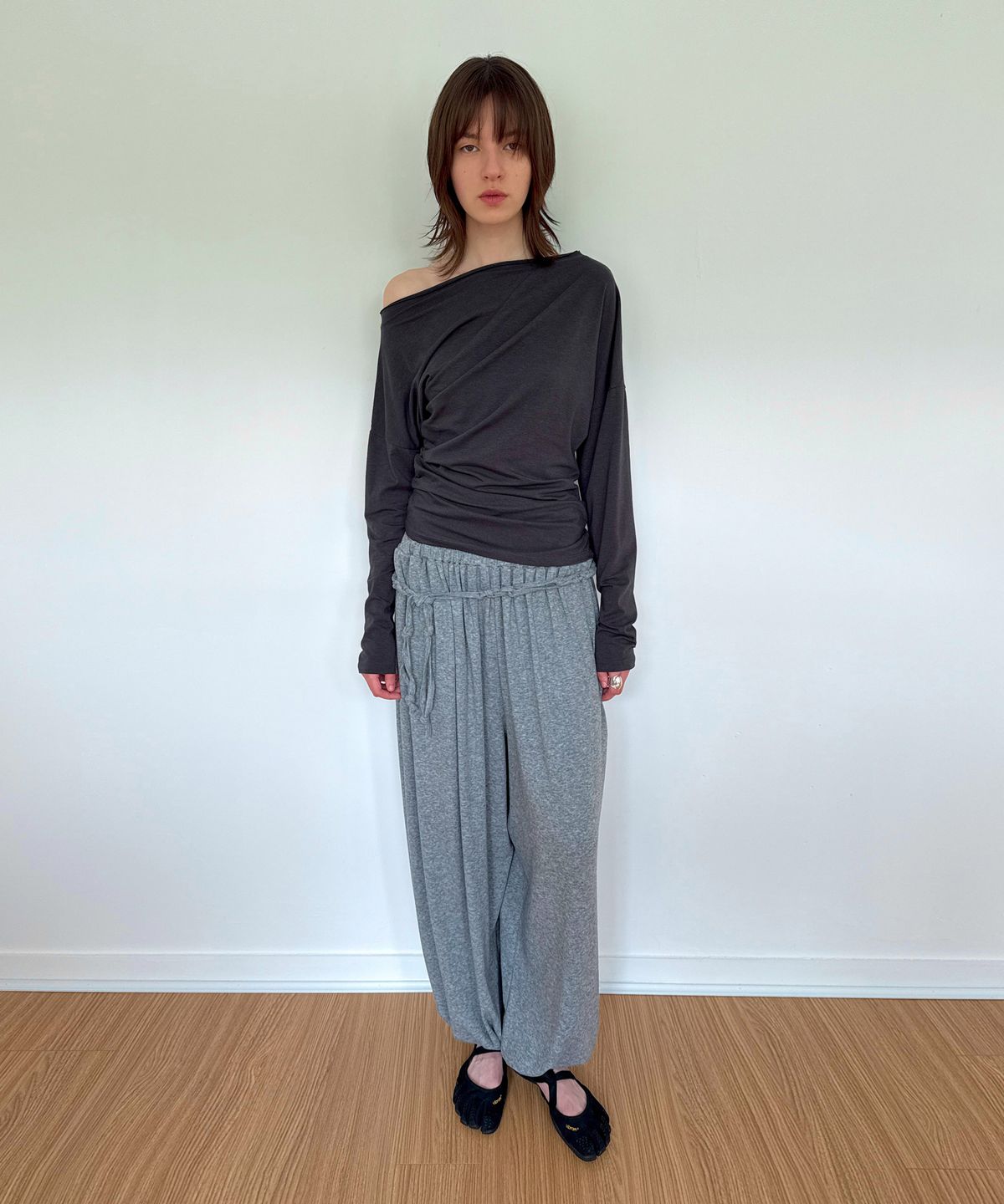 다이애그널(DIAGONAL) ASMY SHIRRING TEE (charcoal)