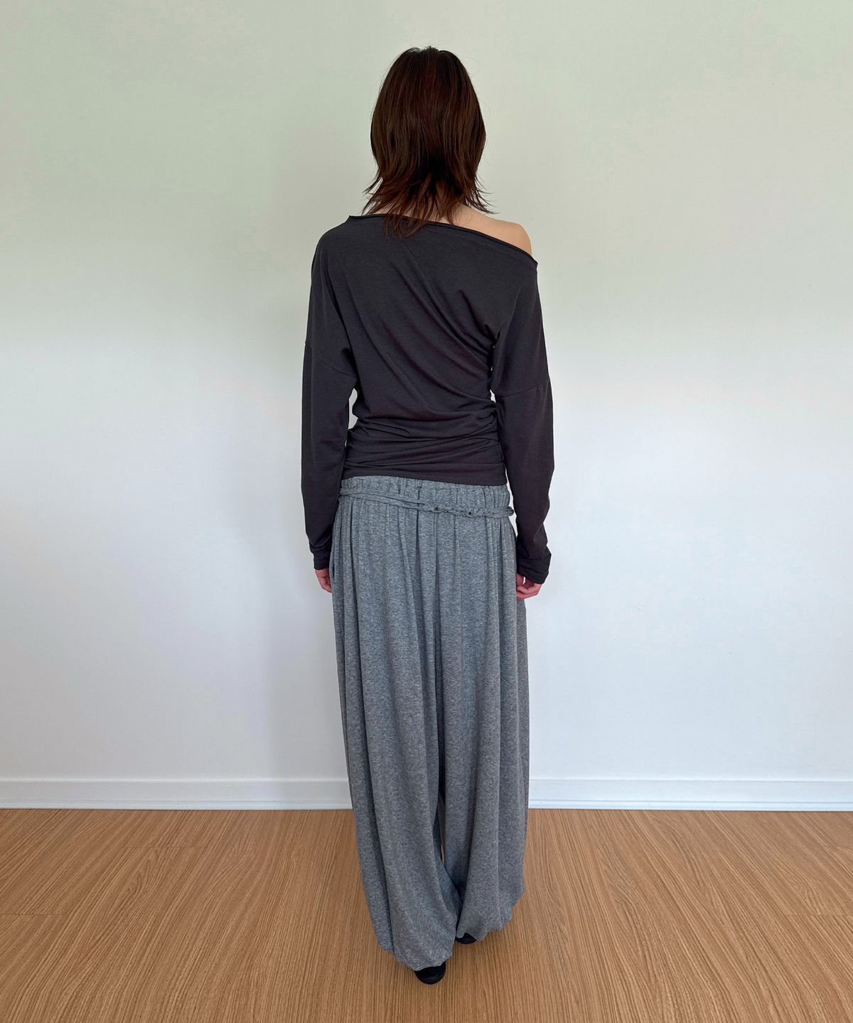 다이애그널(DIAGONAL) ASMY SHIRRING TEE (charcoal)