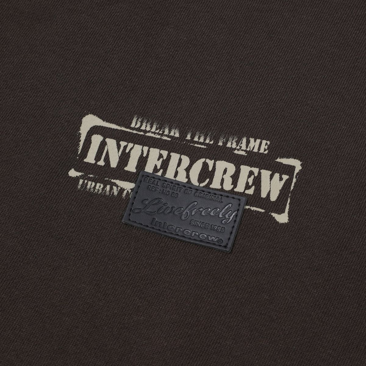 인터크루(INTERCREW) 크랙 아트웍 맨투맨 D브라운 ITA4TM01ADW