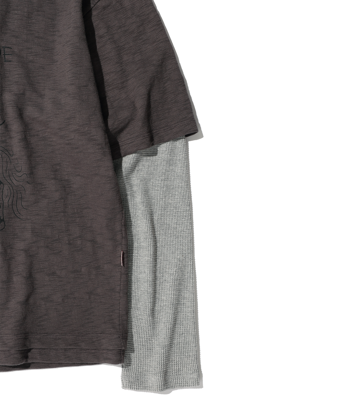 에이카화이트(AECA) AECA GRAPHIC LAYERED LONG SLEEVE-CHARCOAL