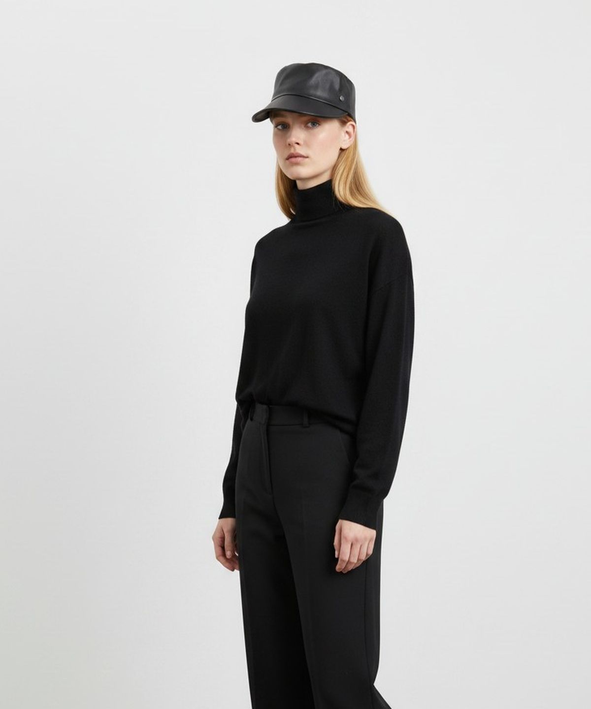 유니버셜 케미스트리(UNIVERSAL CHEMISTRY) Leather Black Logo Riding Cap 가죽승마모자