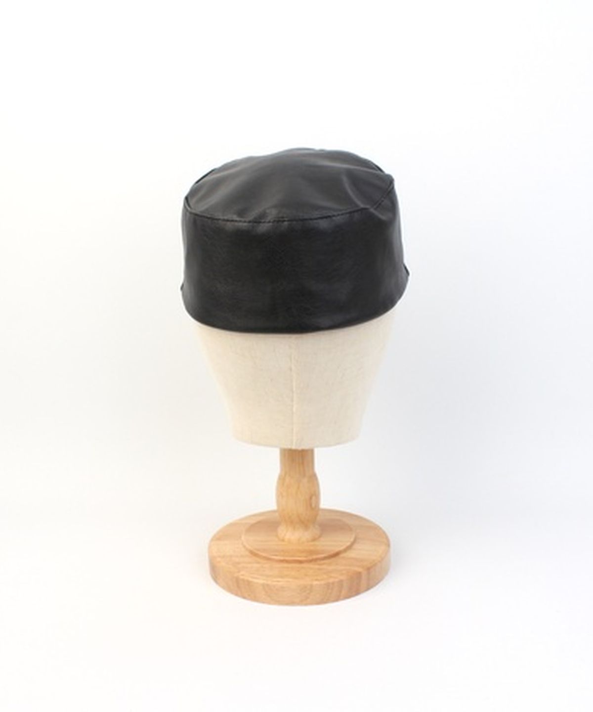유니버셜 케미스트리(UNIVERSAL CHEMISTRY) Leather Black Logo Riding Cap 가죽승마모자