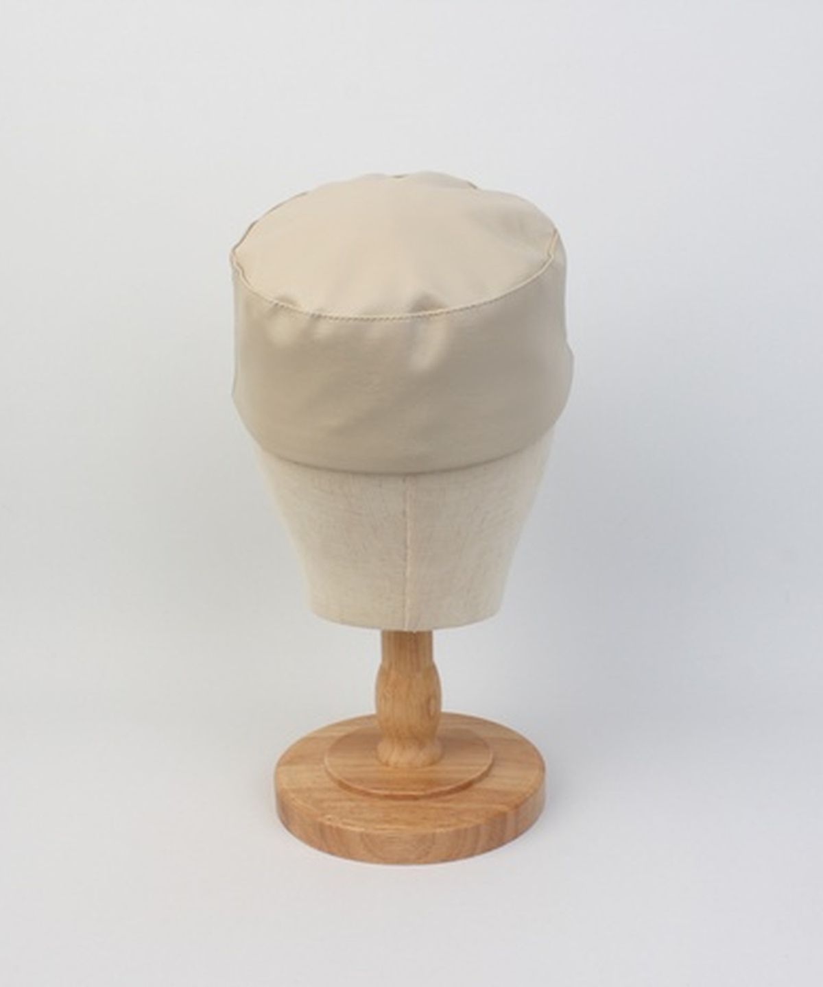 유니버셜 케미스트리(UNIVERSAL CHEMISTRY) Leather Ivory Logo Riding Cap 가죽승마모자