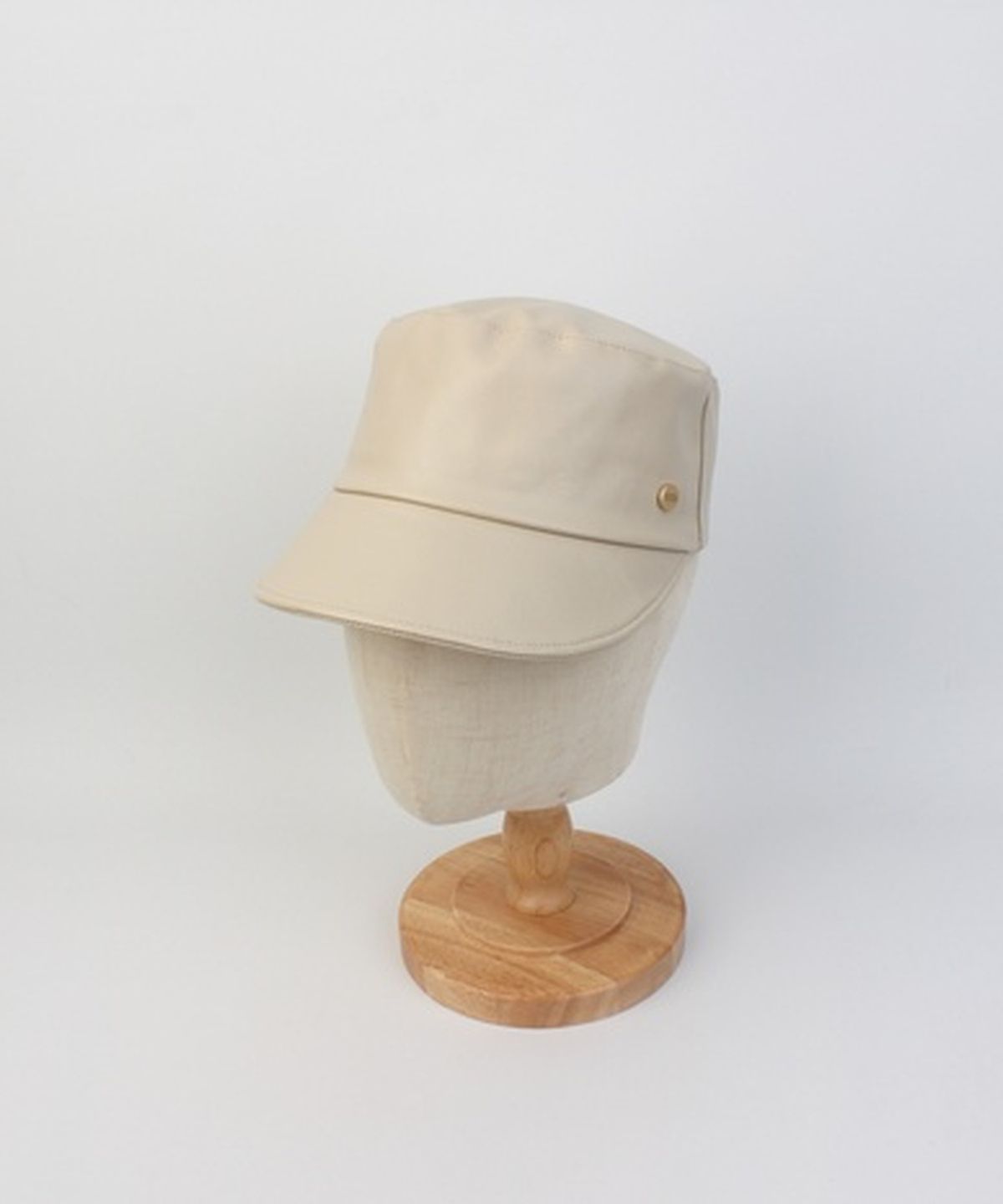 유니버셜 케미스트리(UNIVERSAL CHEMISTRY) Leather Ivory Logo Riding Cap 가죽승마모자