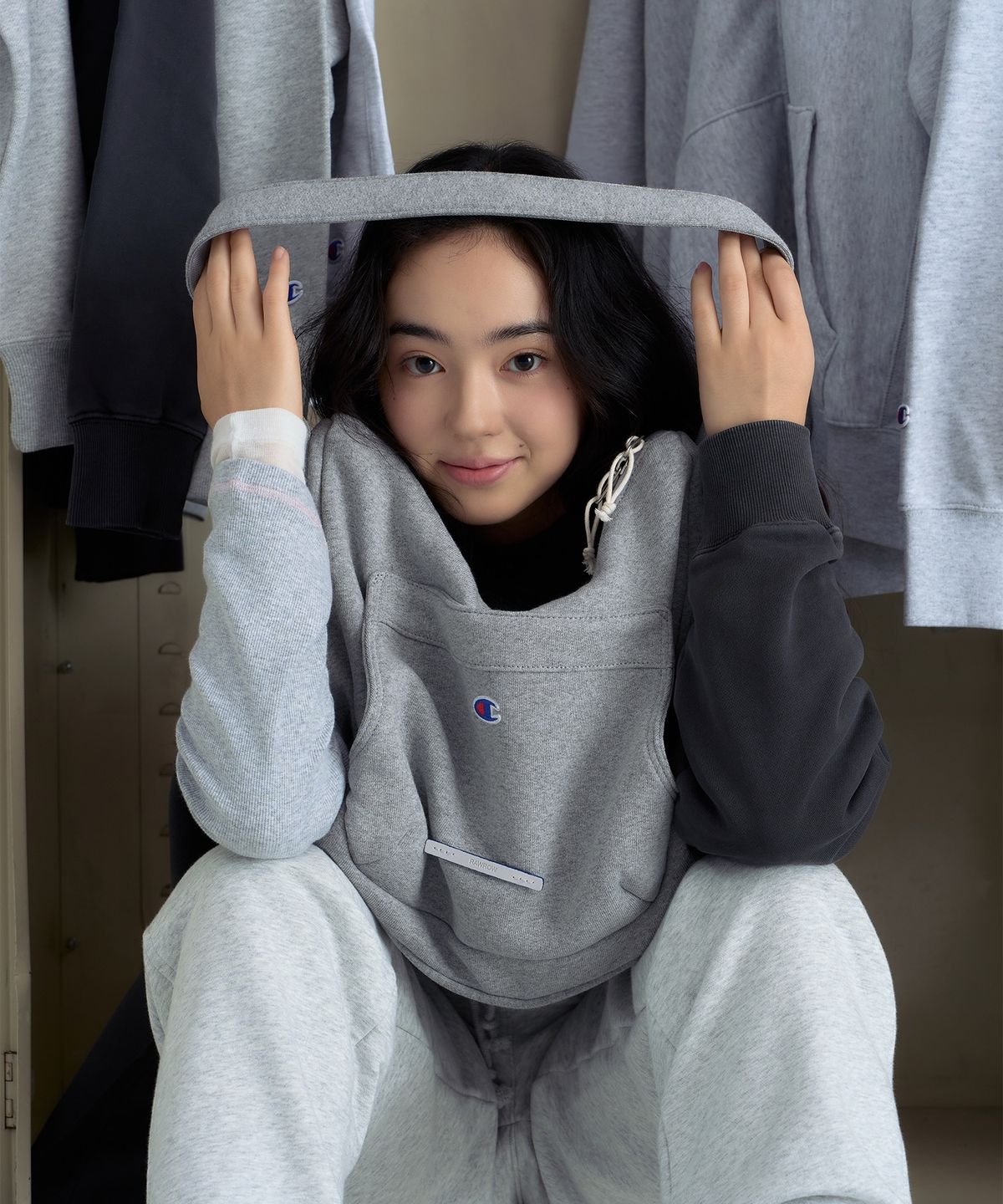 챔피온(CHAMPION) 챔피온 X 로우로우 호보백 Grey