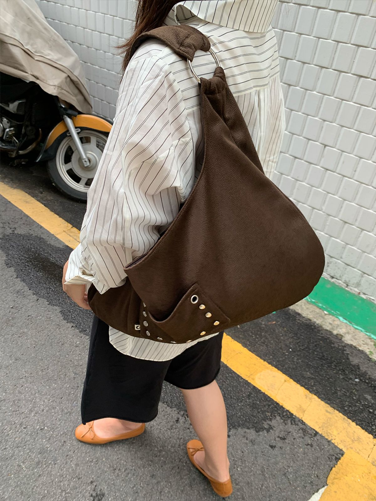 무니쉬(MOONISH) Dune Stud Pocket Bag - Dark Brown