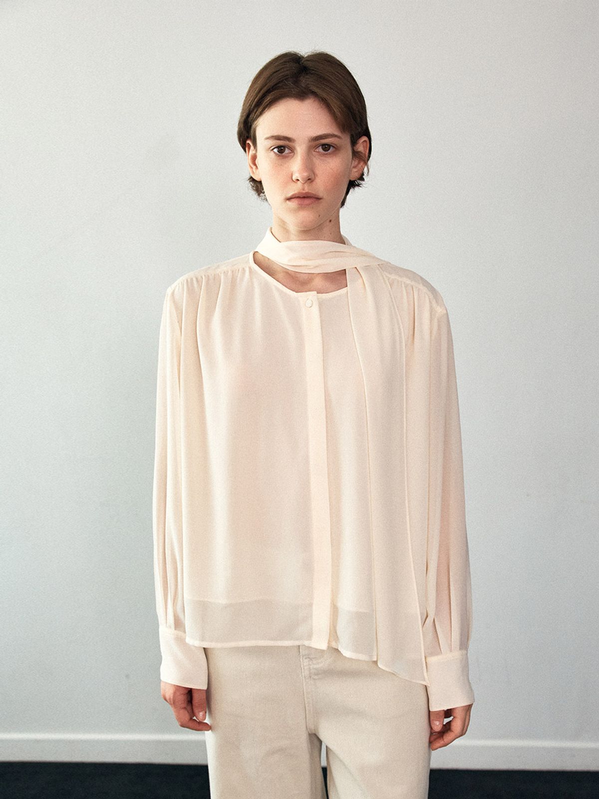 헌치(HUNCH) Tie Chiffon Blouse (2color)