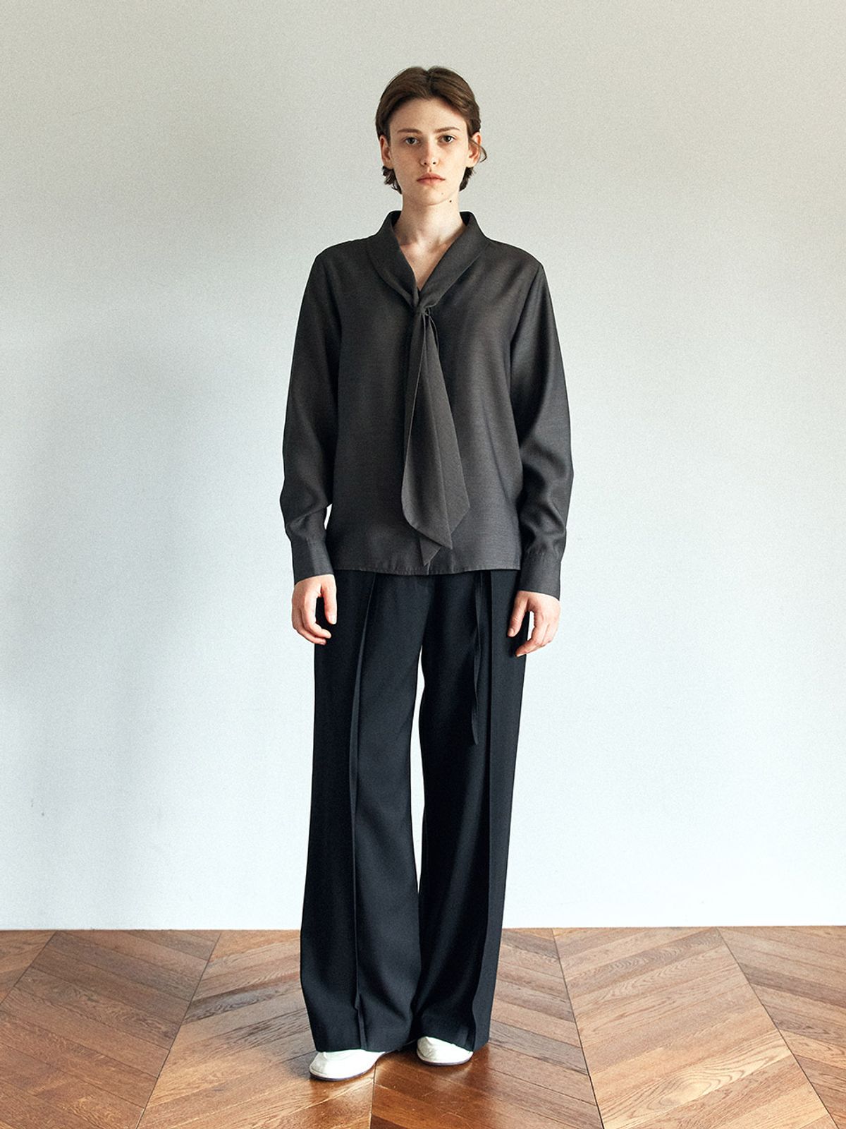 헌치(HUNCH) Tie-Neck Blouse (2color)