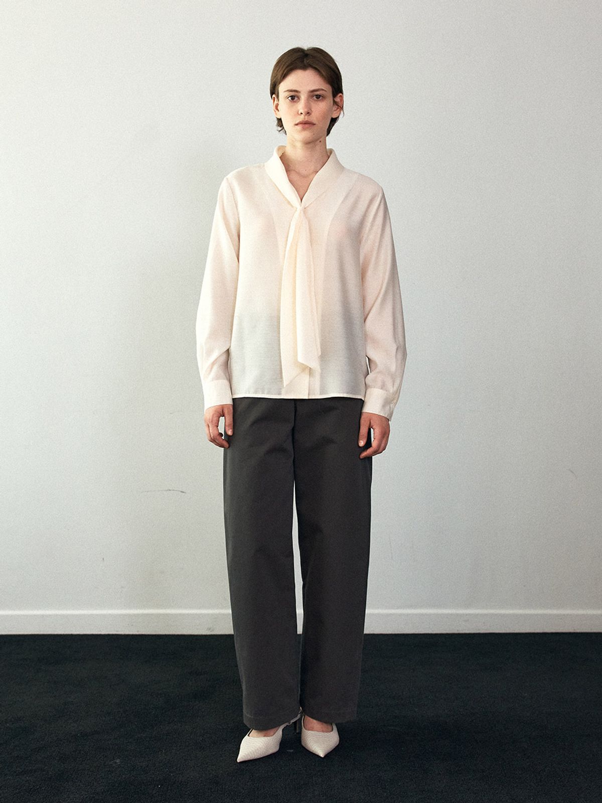 헌치(HUNCH) Tie-Neck Blouse (2color)